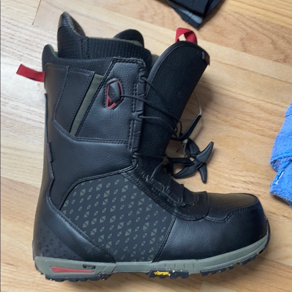 Snowboard boots
